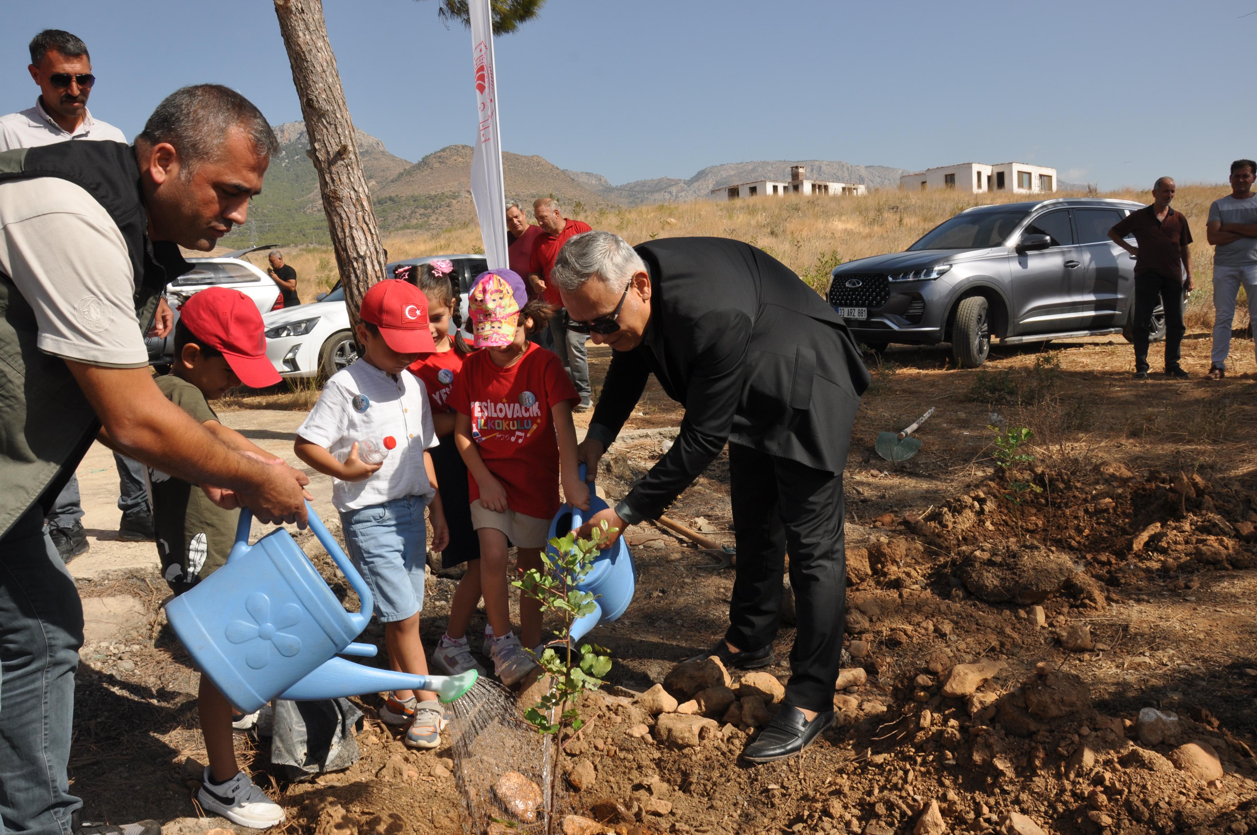 Mersin'de Öğrencilerden Fidan Dikimi Etkinliği