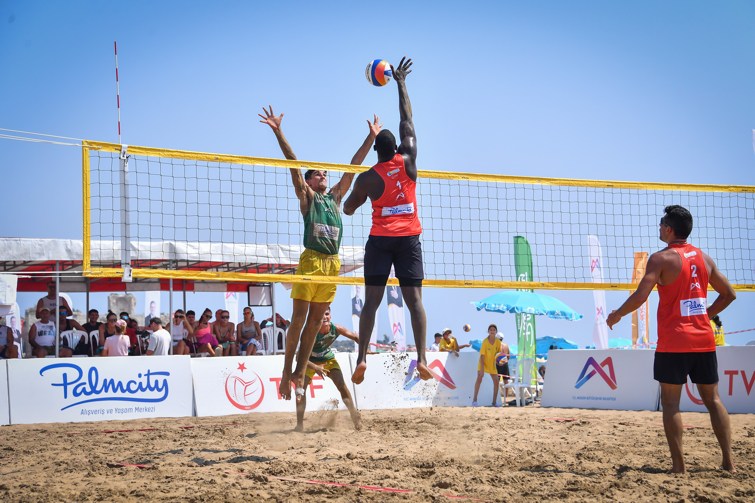 Mersin'de Pro Beach Tour Voleybol Etabı Coşkuyla Başladı