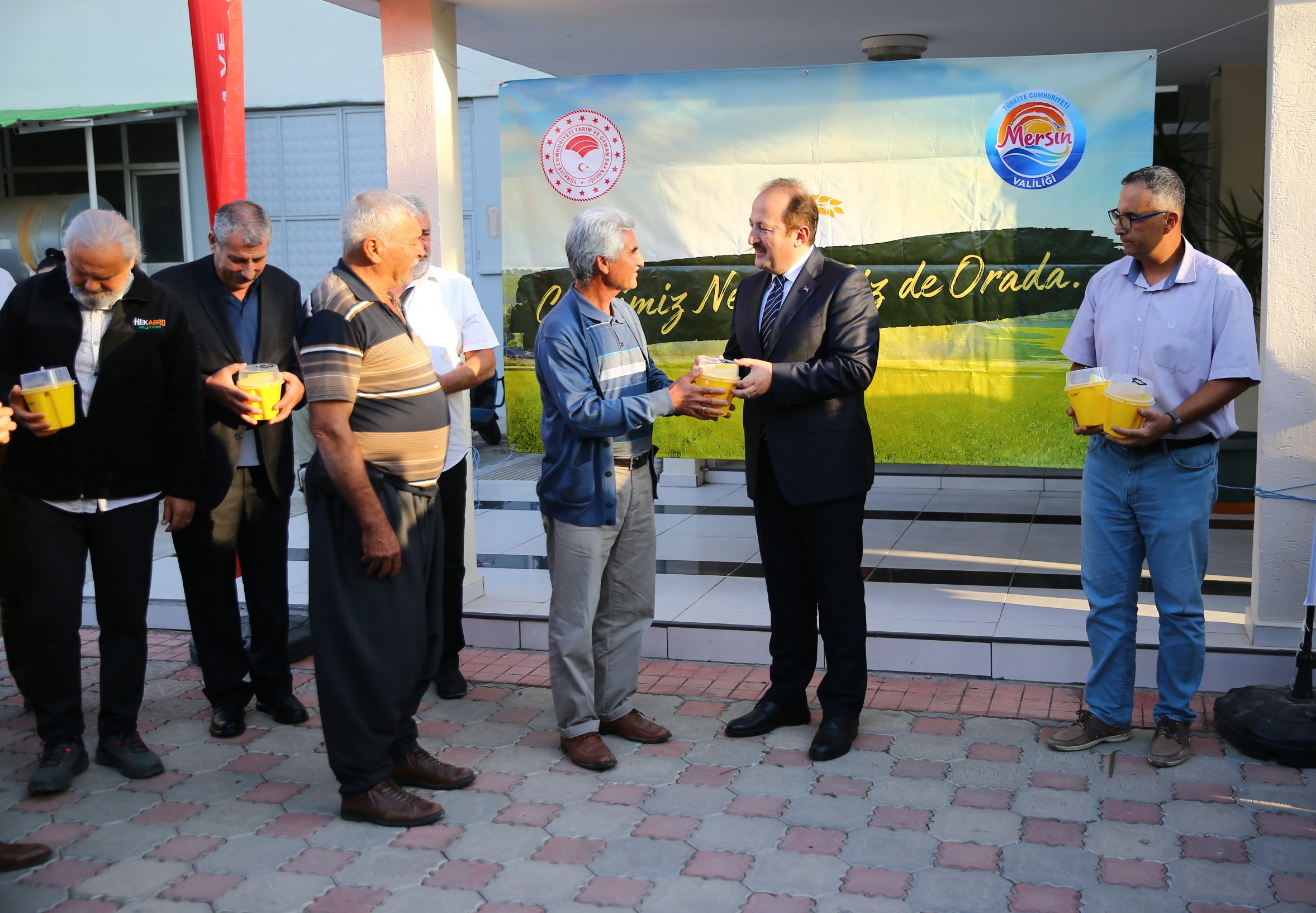 Mersin'de Akdeniz Meyve Sineğiyle Mücadele İçin Tuzak Dağıtımı Yapıldı