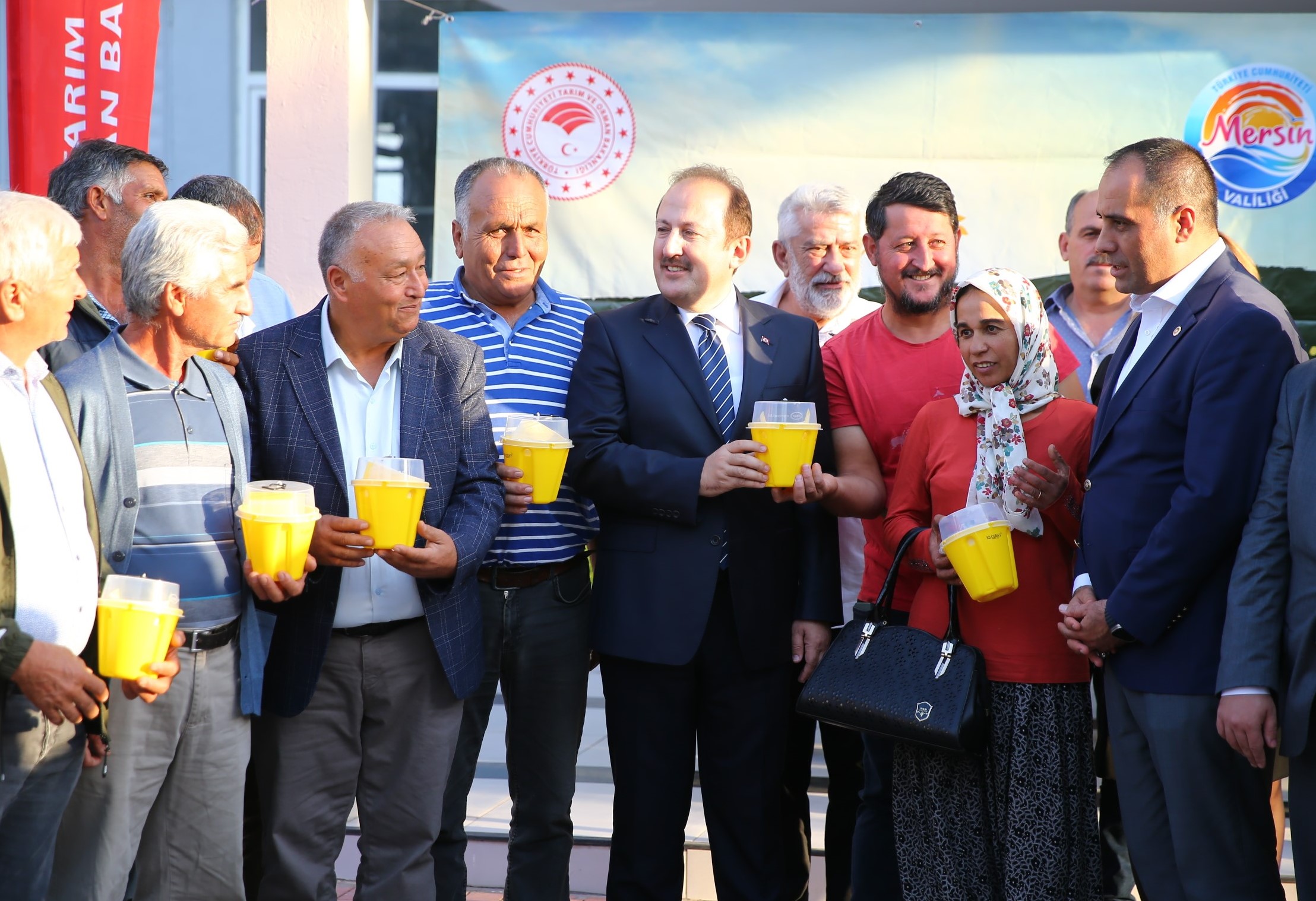 Mersin'de Akdeniz Meyve Sineğiyle Mücadele İçin Tuzak Dağıtımı