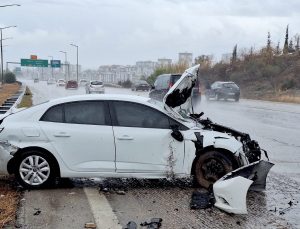 Mersin’de bariyere çarpan otomobildeki 4 kişi yaralandı