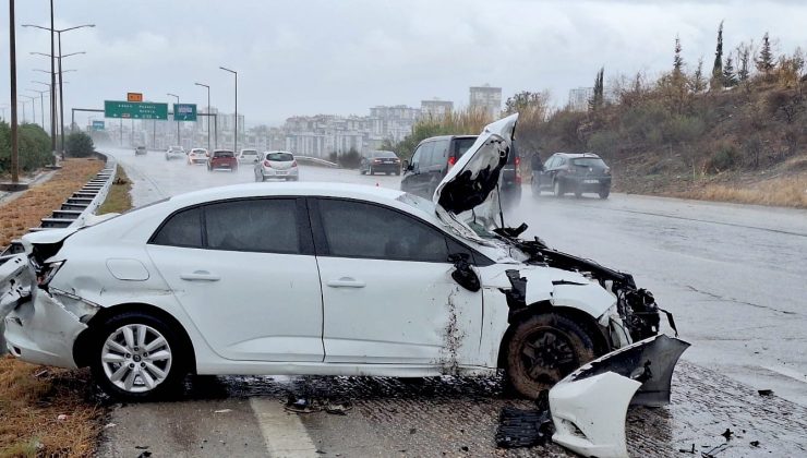 Mersin’de bariyere çarpan otomobildeki 4 kişi yaralandı