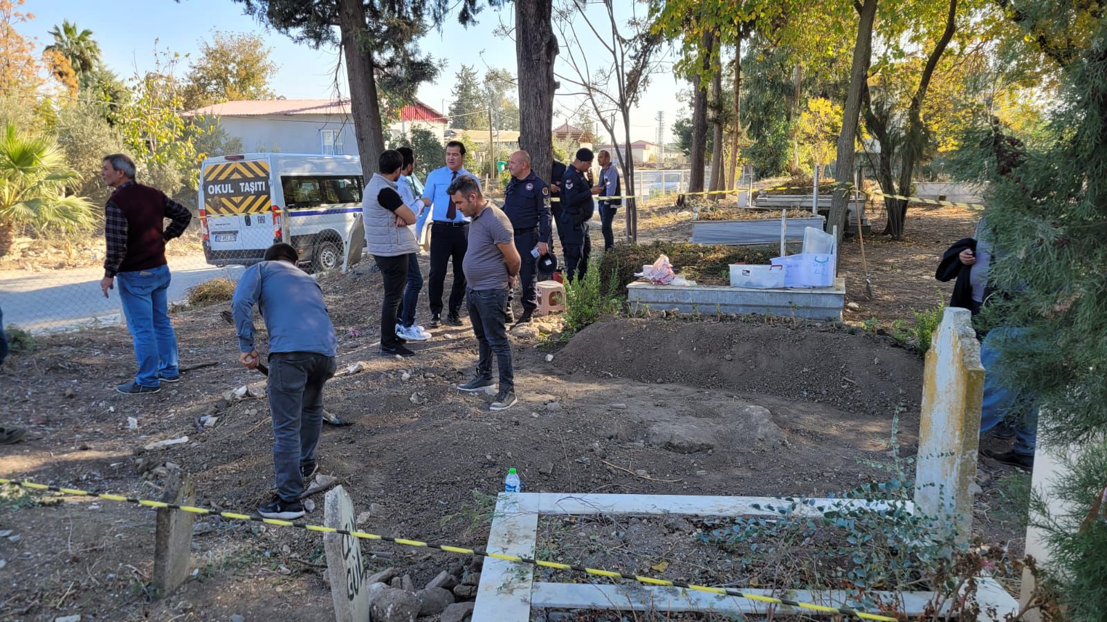 Mersin'de Cenaze Defni Sırasında Tarihi Sikkeler ve Seramik Parçaları Bulundu