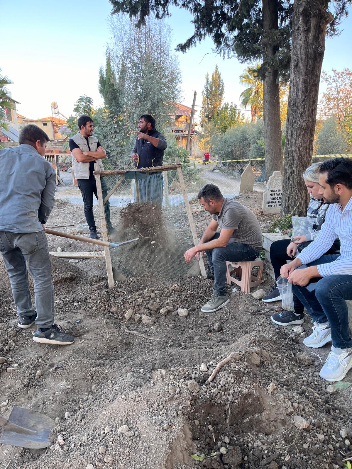 Mersin'de Cenaze Töreninde Tarihi Sikkeler ve Seramikler Bulundu