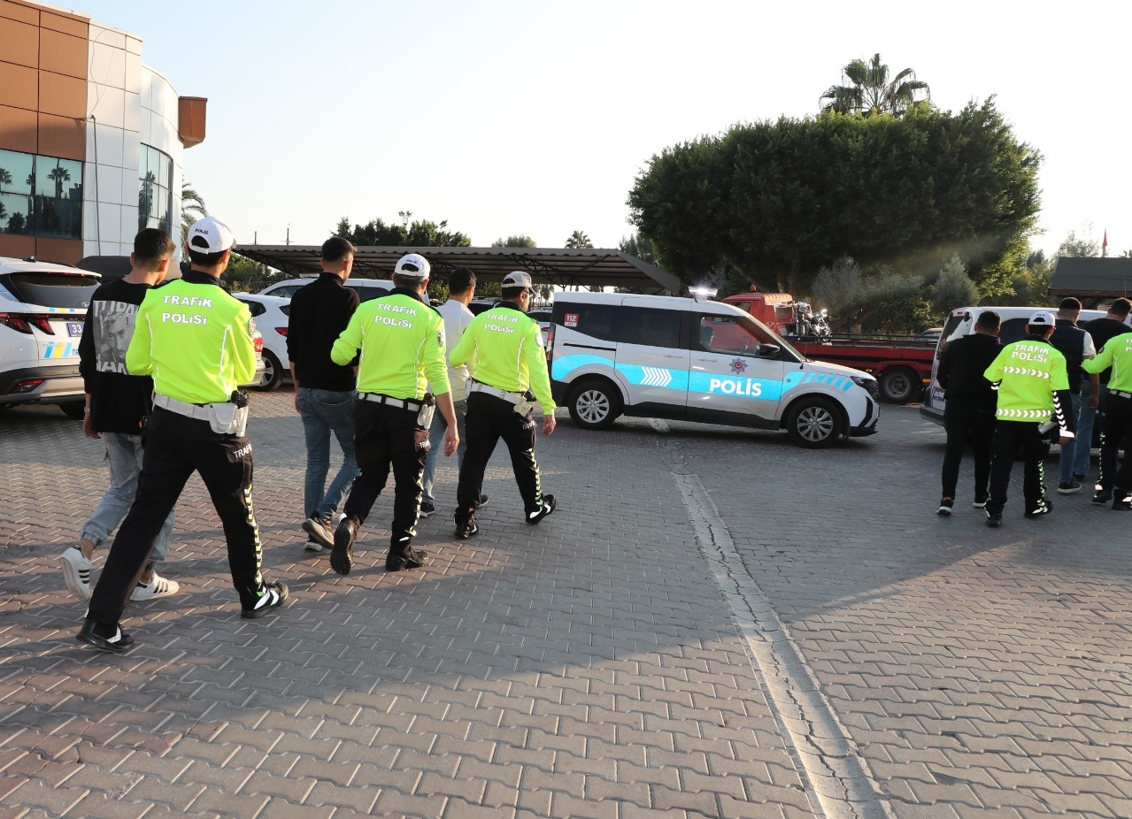 Mersin'de Düğün Konvoyuna Ceza Uygulandı